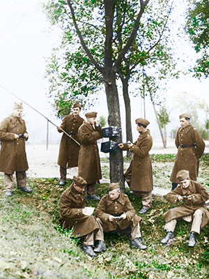 Żołnierze szkolą pocztowców w służbie łączności. Zdjęcie wykonane po 1920 r. Źródło: Narodowe Archiwum Cyfrowe