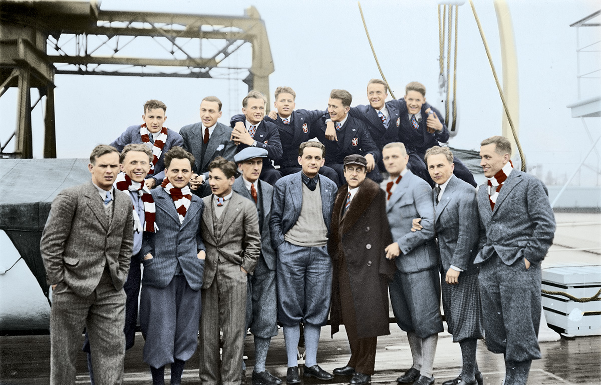 Narciarze i hokeiści na pokładzie statku pasażerskiego SS France w drodze na igrzyska w Lake Placid, 1932 r. Aleksander Kowalski stoi 5. z lewej, w kaszkiecie. Źródło: Narodowe Archiwum Cyfrowe