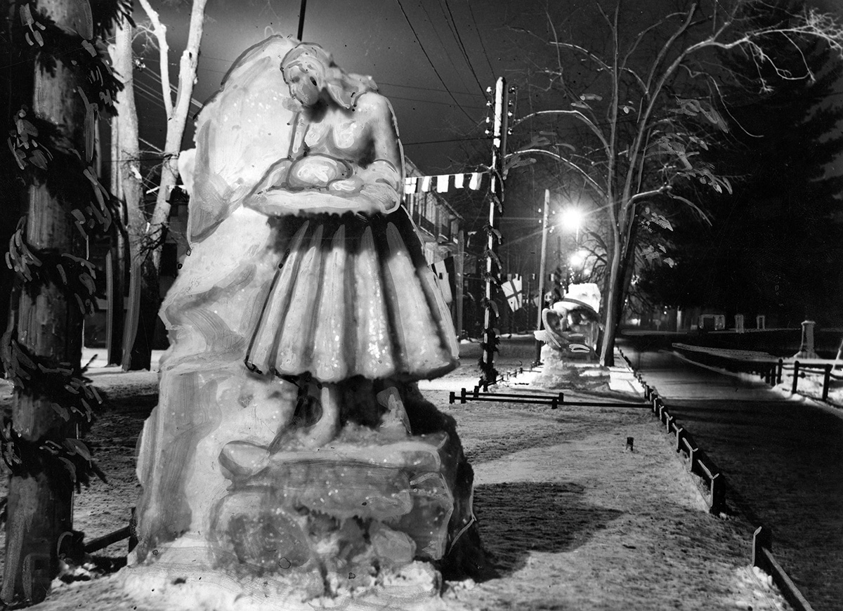 Rzeźby lodowe autorstwa artysty rzeźbiarza J. Żaroffego budziły zachwyt turystów i kuracjuszy przebywających w Krynicy, 1931 r. Źródło: Narodowe Archiwum Cyfrowe
