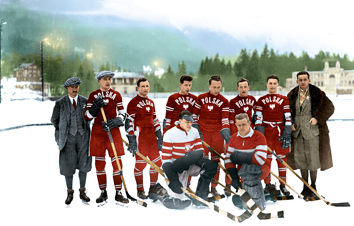 Polska reprezentacja podczas mistrzostw świata w hokeju na lodzie, Chamonix, 1930 r. Drugi od lewej stoi Aleksander Kowalski. Źródło: Muzeum Sportu i Turystyki