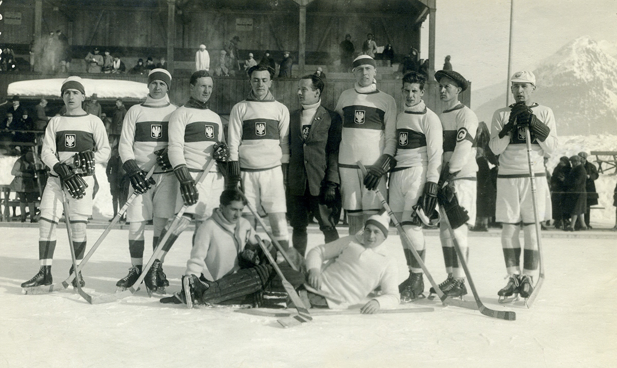 Polska reprezentacja na mistrzostwach Europy w hokeju na lodzie, Davos 1926 r. Aleksander Kowalski stoi 4. od lewej. Źródło: Muzeum Sportu i Turystyki