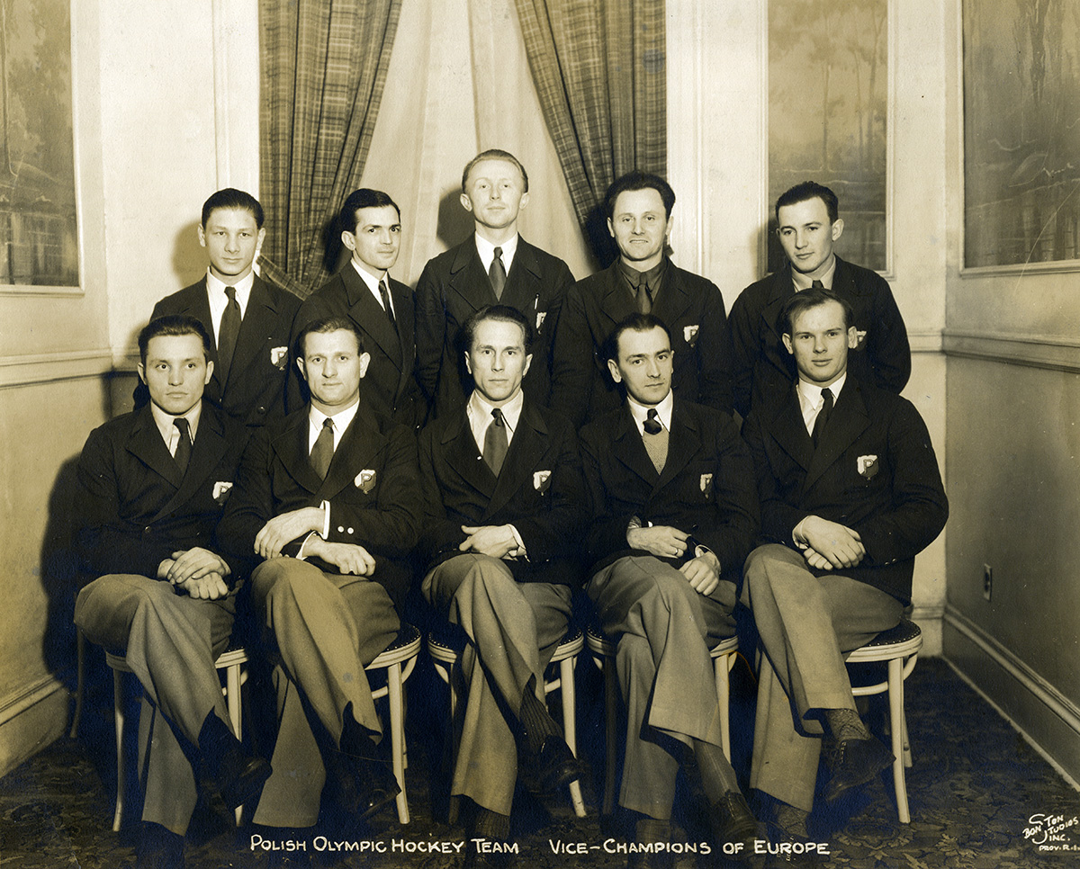 Reprezentacja Polski w hokeju na lodzie na igrzyskach olimpijskich w Lake Placid, 1932 r. Aleksander Kowalski siedzi 2. od prawej. Źródło: Muzeum Sportu i Turystyki
