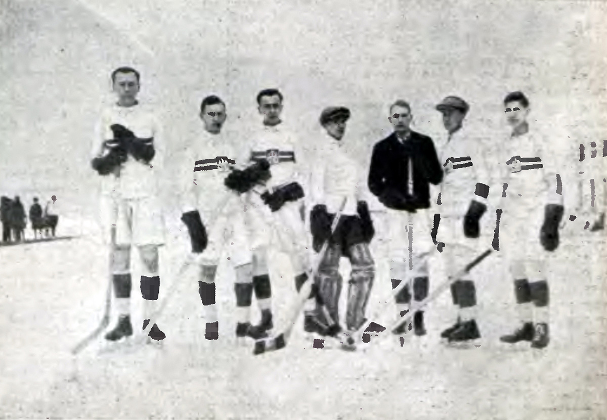 Mistrzowie Polski w hokeju na lodzie – drużyna AZS Warszawa, Zakopane, 1928 r. Źródło: Pomorska Biblioteka Cyfrowa