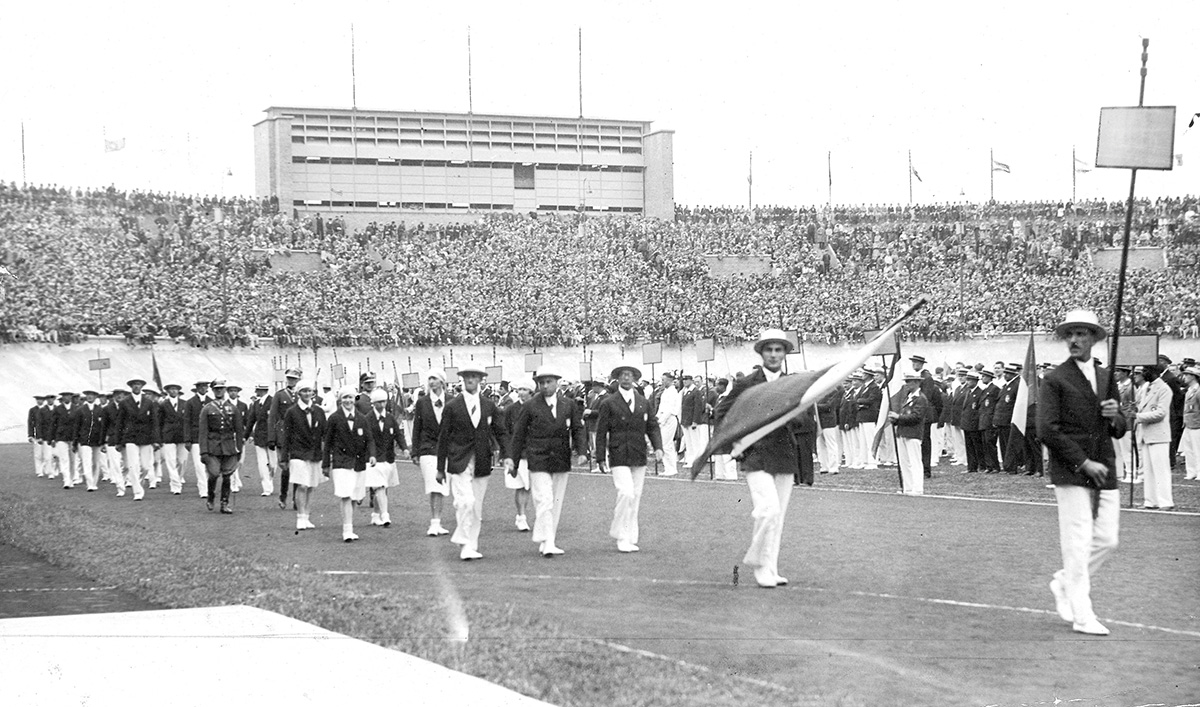 Reprezentacja Polski podczas otwarcia igrzysk na Stadionie Olimpijskim, Amsterdam, 1928 r. Źródło: Narodowe Archiwum Cyfrowe