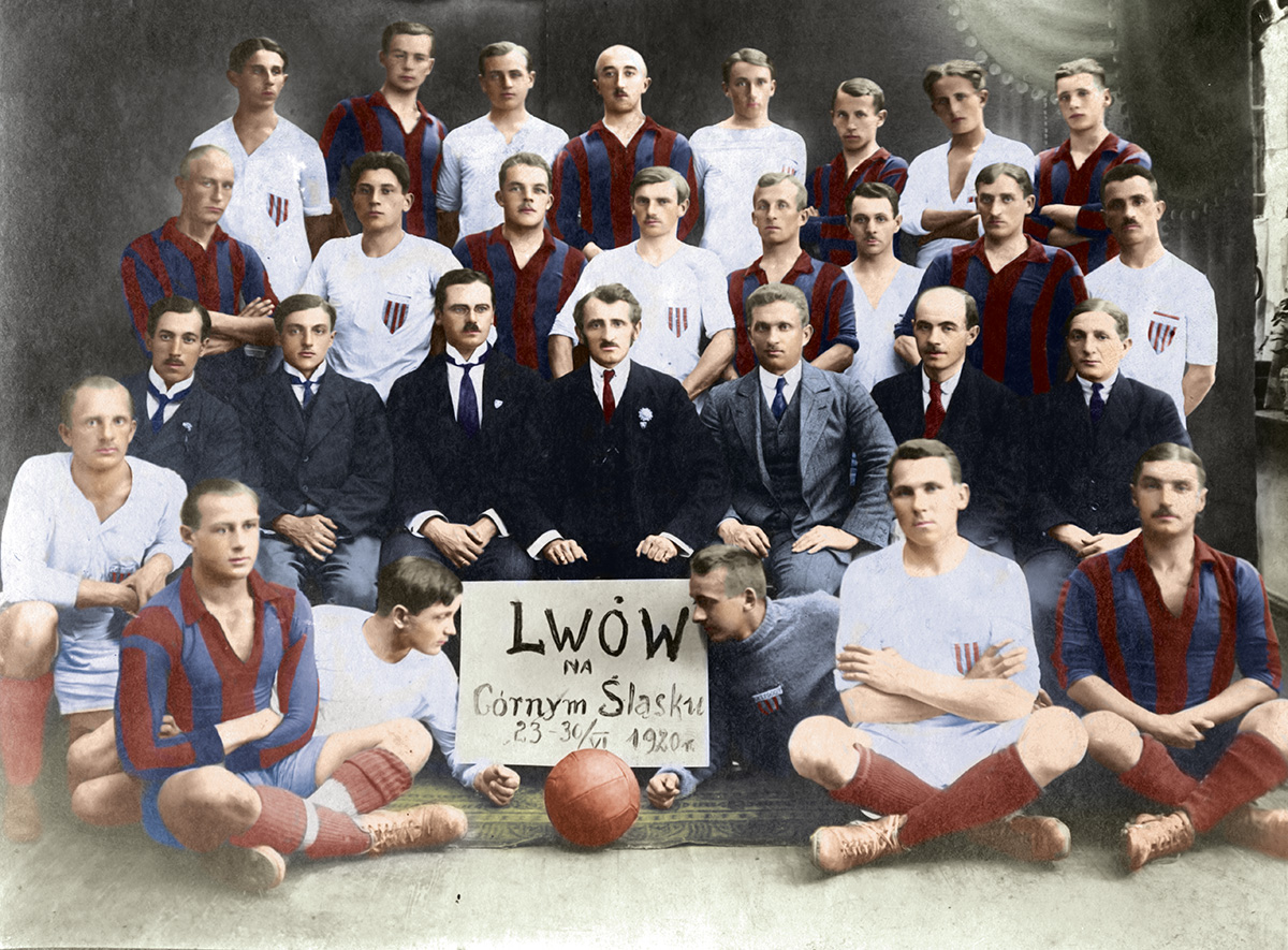 Henryk Bilor (stoi 5. od lewej w środkowym rzędzie) wraz z lwowskimi drużynami Pogoń i Czarni na Górnym Śląsku, czerwiec 1920 r. Źródło: Muzeum Sportu i Turystyki