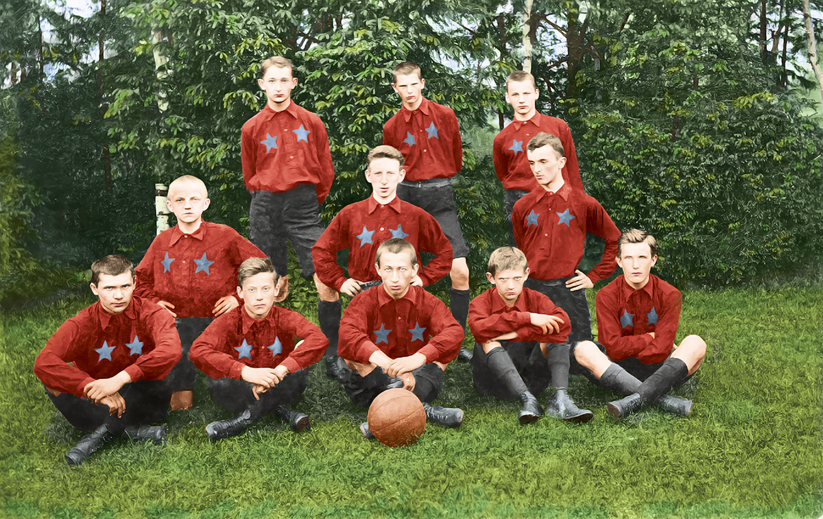 Jedno z pierwszych zdjęć drużyny Wisły Kraków. Franciszek Brożek stoi 2. od lewej, 1907 r. Źródło: rocznikpilkarski.pl