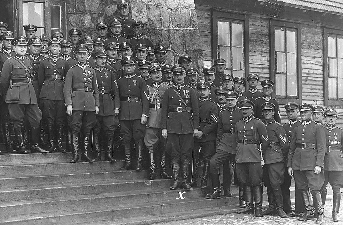 Oficerowie 6. Baonu KOP na schodach budynku strażnicy w Iwieńcu. Źródło: archiwum rodzinne Józefa i Jerzego Gizów