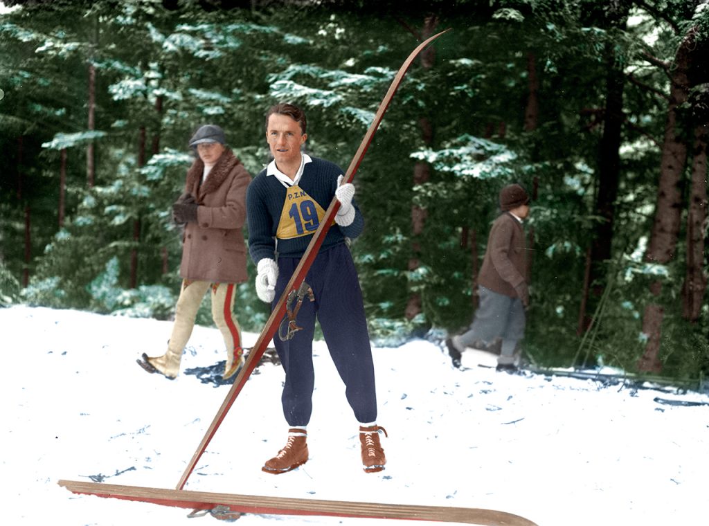 Bronisław Czech smaruje narty przed Międzynarodowymi Narciarskimi Mistrzostwami Polski w Zakopanem w 1932 r. Fot. NAC