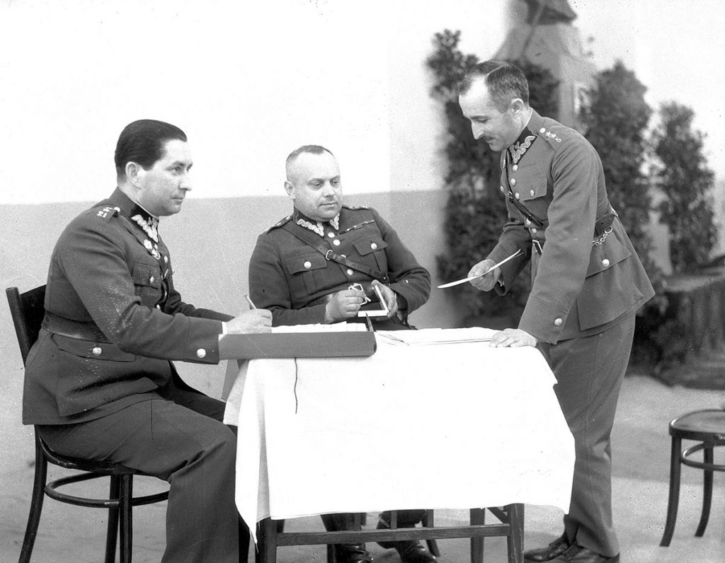Kpt. Władysław Dobrowolski (pierwszy z prawej) jako sędzia na szermierczych mistrzostwach armii w Krakowie, kwiecień 1934 r. Źródło: Narodowe Archiwum Cyfrowe