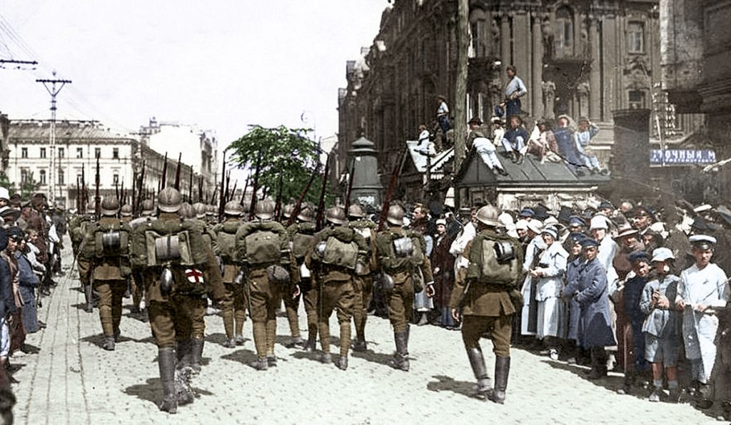 Polska piechota wkraczająca do Kijowa podczas wojny polsko-bolszewickiej, 7 maja 1920 r. Źródło: domena publiczna