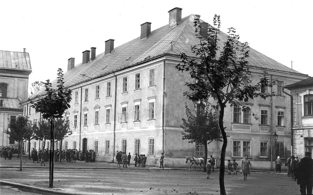 Gimnazjum w Stanisławowie, dwudziestolecie międzywojenne. Źródło: Narodowe Archiwum Cyfrowe