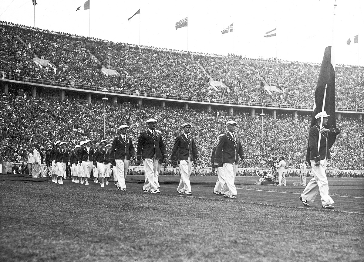 Defilada polskich sportowców na Stadionie Olimpijskim podczas uroczystości otwarcia igrzysk, Berlin 1936 r. Źródło: Narodowe Archiwum Cyfrowe