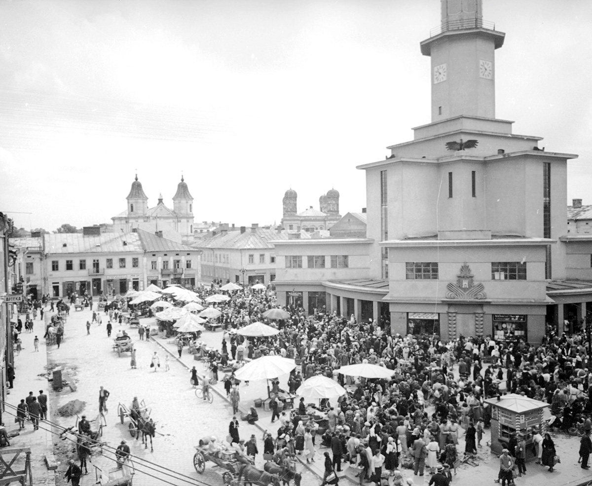 Rynek w Stanisławowie, trzecim co do wielkości mieście w Galicji Wschodniej, 1938 r. Źródło: Narodowe Archiwum Cyfrowe