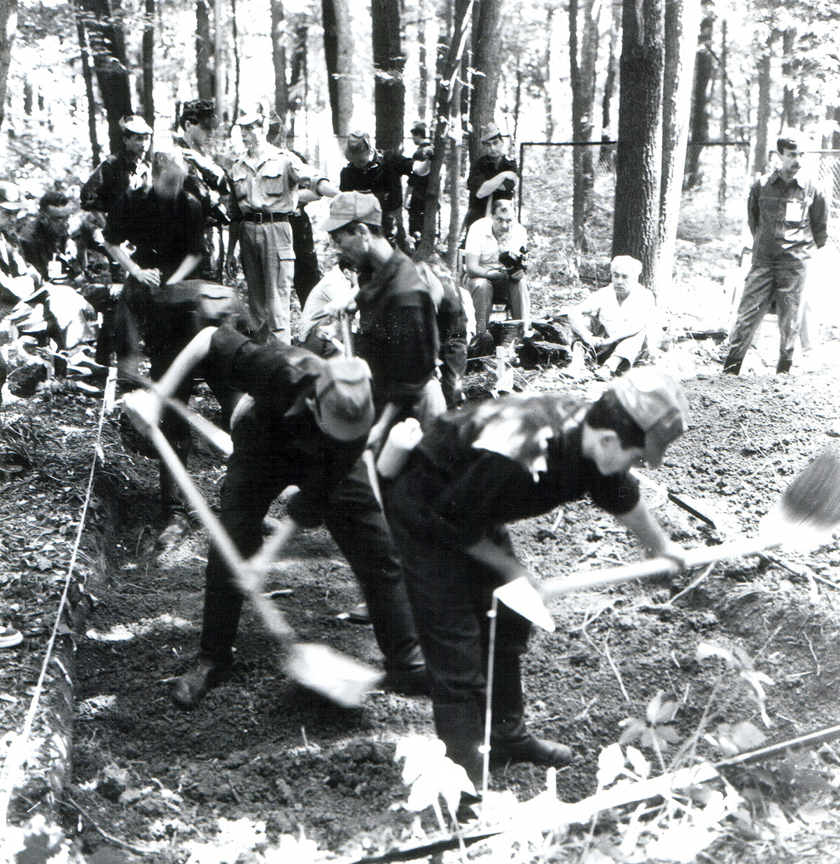 Pierwszy etap prac ekshumacyjnych w Parku Leśnym pod Charkowem, 1991 r. Źródło: LASKI DIFFUSION / EAST NEWS