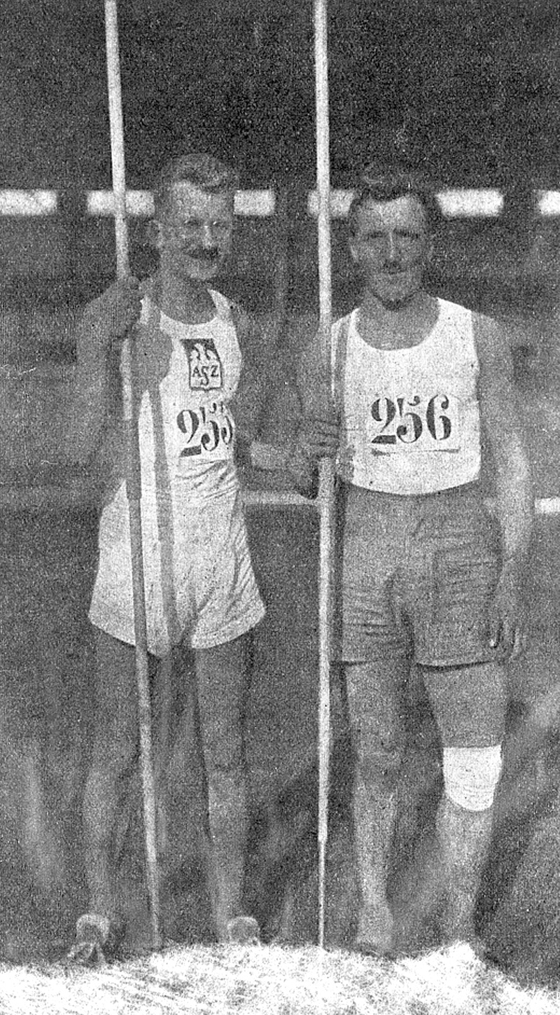 Julian Gruner (z lewej) i Emmanuel Degland na stadionie Colombes podczas międzynarodowych mistrzostw Francji, 1925 r. Źródło: Jagiellońska Biblioteka Cyfrowa