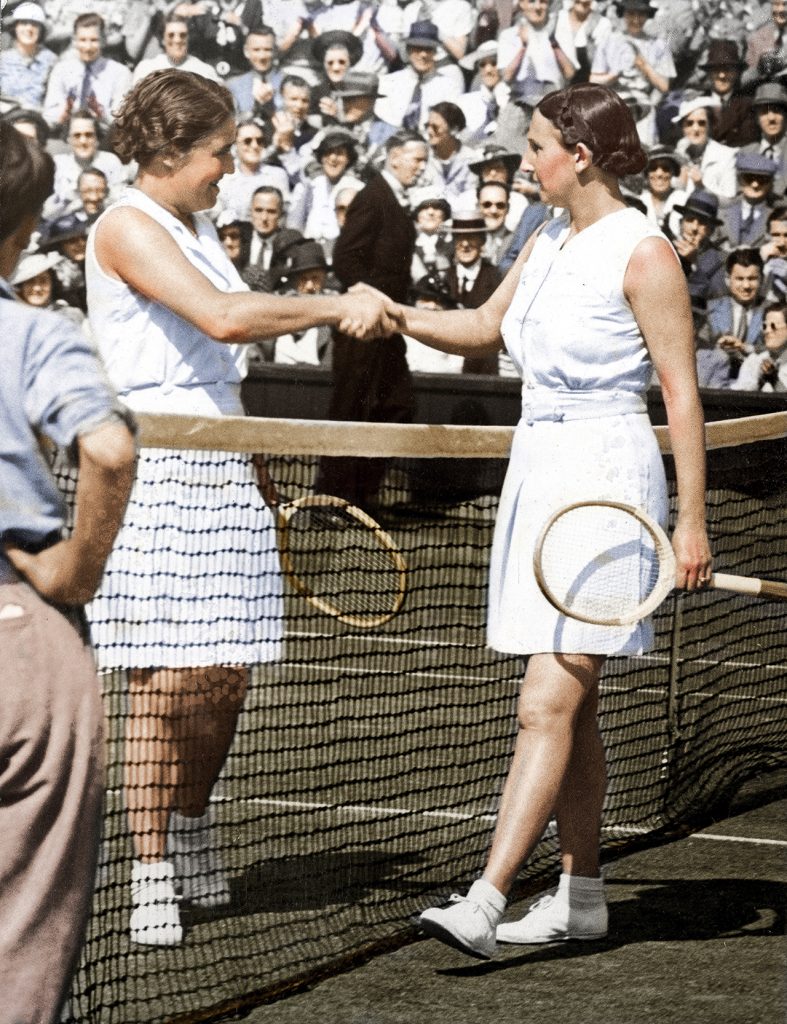 Jadwiga Jędrzejowska (z lewej) gratuluje zwycięstwa tenisistce Dorothy Round (lipiec 1937 r.) Fot. NAC