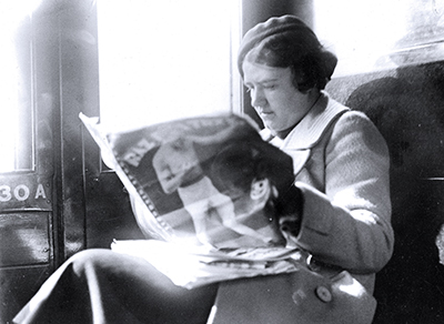 Jadwiga Jędrzejowska w trakcie podróży pociągiem przegląda tygodnik sportowy Fot. NAC