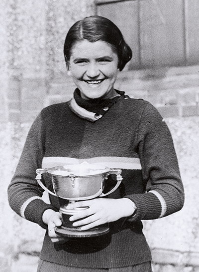 Jadwiga Jędrzejowska z jednym ze swoich sportowych trofeów. Zdjęcie zostało wykonane w Londynie w 1933 r. Fot. NAC