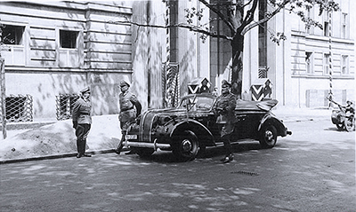 Wejście do gmachu siedziby Gestapo przy al. Szucha w Warszawie Fot. Wikipedia