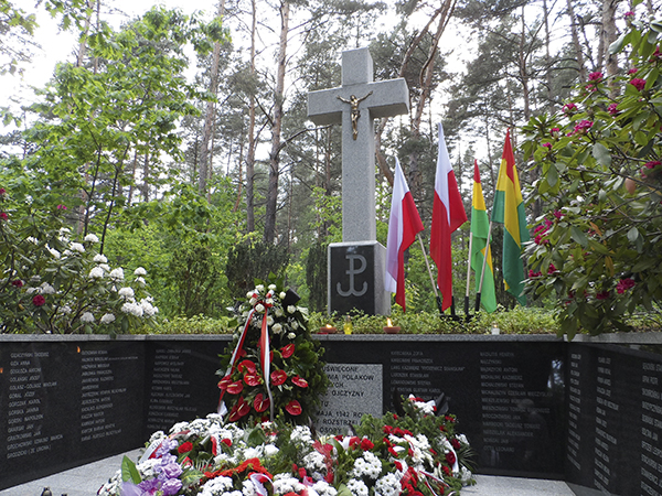 Pomnik ku czci osób rozstrzelanych przez Niemców 28 maja 1942 r. w Lesie Sękocińskim obok Magdalenki. Wśród ponad 200 ofiar egzekucji był kpt. Władysław Karaś. Źródło: Wikipedia