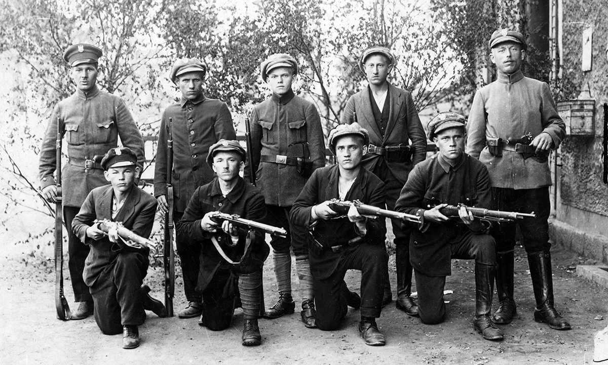 I Powstanie Śląskie, 1919 r. Grupa powstańców z karabinami i pistoletem. Źródło: Narodowe Archiwum Cyfrowe