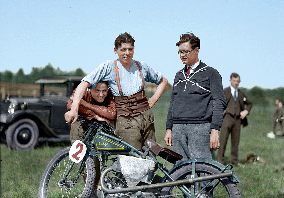 Wincenty Karuga (stoi przy motocyklu pierwszy z prawej) na międzynarodowych zawodach motocyklowych w Mysłowicach, maj 1931 r. Źródło: Narodowe Archiwum Cyfrowe