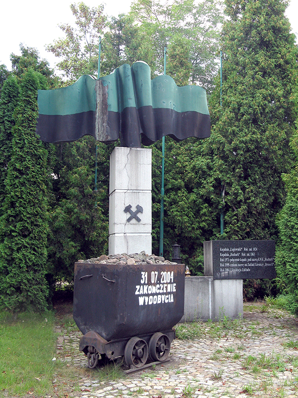 Pomnik upamiętniający kopalnie węgla kamiennego Rozbark i Łagiewniki, usytuowany w pobliżu rejonu głównego kopalni Rozbark w Bytomiu. Źródło: domena publiczna