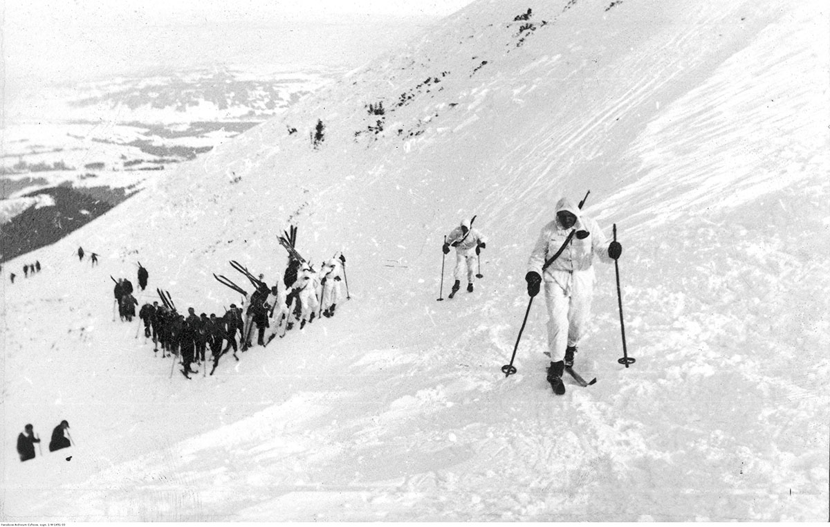 Por. Artur Kasprzyk prowadzi patrol wojskowy na trasie w Tatrach, 1929 r. Źródło: Narodowe Archiwum Cyfrowe