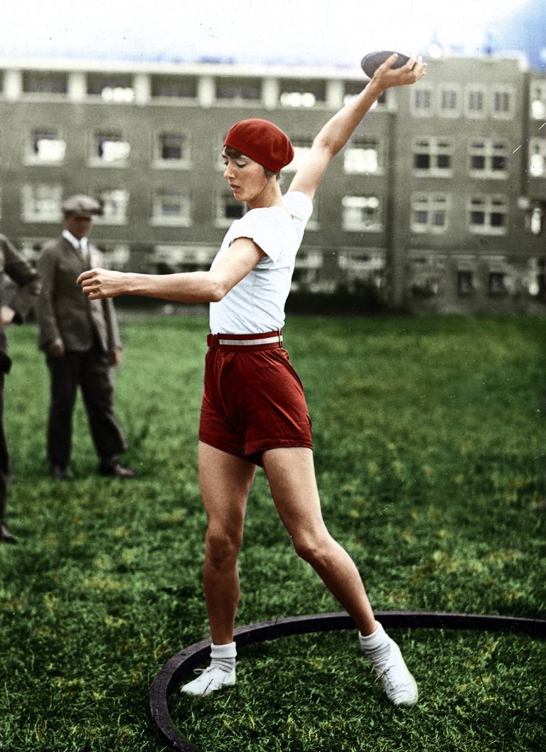 Halina Konopacka w konkurencji rzutu dyskiem podczas igrzysk olimpijskich w Amsterdamie, 1928 r. Fot. NAC