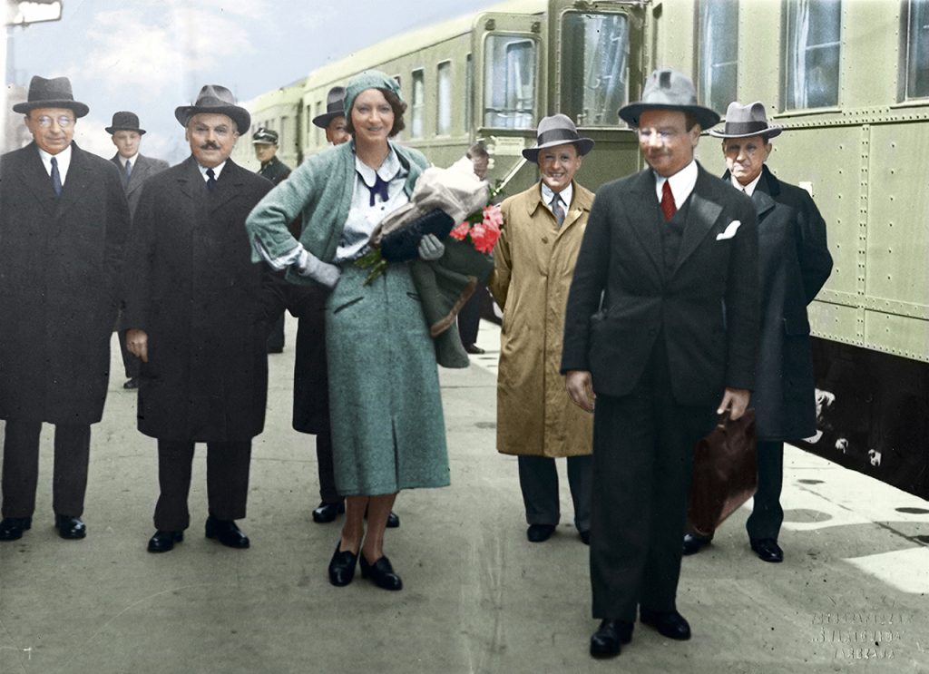 Halina Konopacka z mężem Ignacym Matuszewskim (na pierwszym planie), który wówczas pełnił funkcję ministra skarbu. Powitanie ministra po jego powrocie z oficjalnej wizyty w Szwecji, maj 1931 r. Fot. NAC