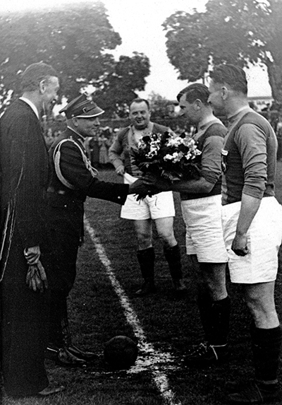 Jubileusz 35-lecia Lwowskiego Klubu Sportowego „Pogoń”. Major Zemanek wręcza kwiaty Wacławowi Kucharowi przed meczem piłki nożnej Pogoń –Cracovia. Czerwiec 1939 r. Fot. NAC