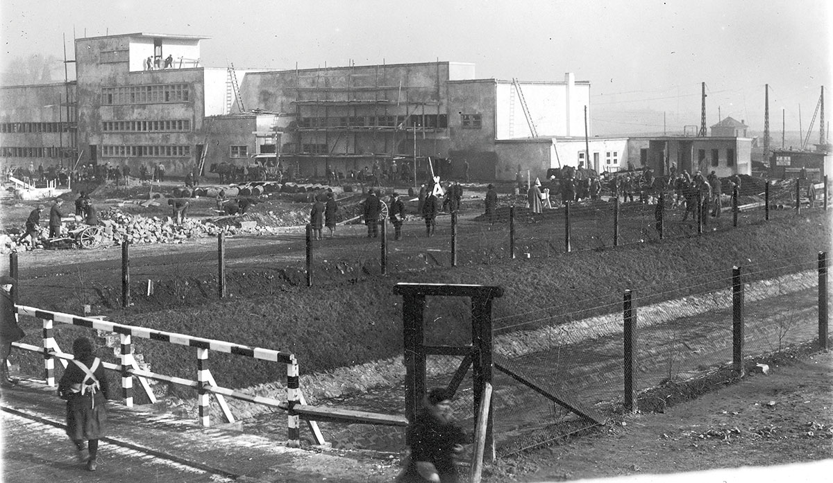 Budowa sztucznego lodowiska w Katowicach, 1930 r. Źródło: Narodowe Archiwum Cyfrowe