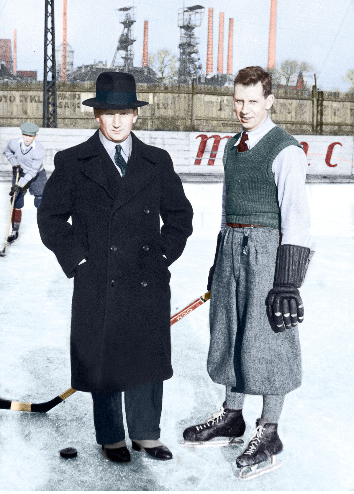 Lucjan Kulej (z lewej) i Aleksander Tupalski na lodowisku w Katowicach podczas obozu treningowego hokeistów, grudzień 1934 r. Źródło: Narodowe Archiwum Cyfrowe