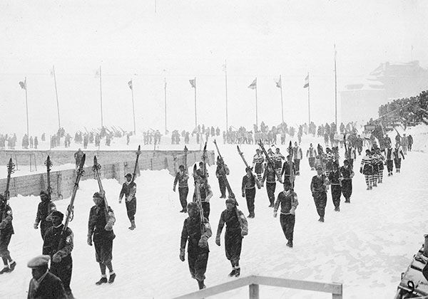 Defilada polskich olimpijczyków na ceremonii rozpoczęcia igrzysk w St. Moritz (1928). Za narciarzami maszerują hokeiści. Źródło: Narodowe Archiwum Cyfrowe