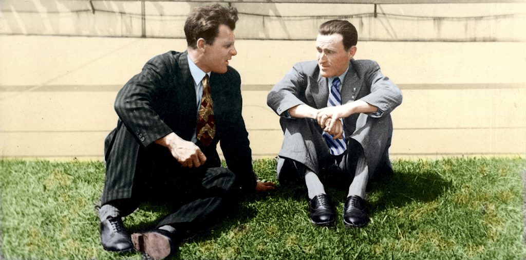 Janusz Kusociński podczas rozmowy ze swoim trenerem, estońskim lekkoatletą Aleksandrem Klumbergiem. Letnie igrzyska olimpijskie w Los Angeles, 1932 r. Fot. NAC