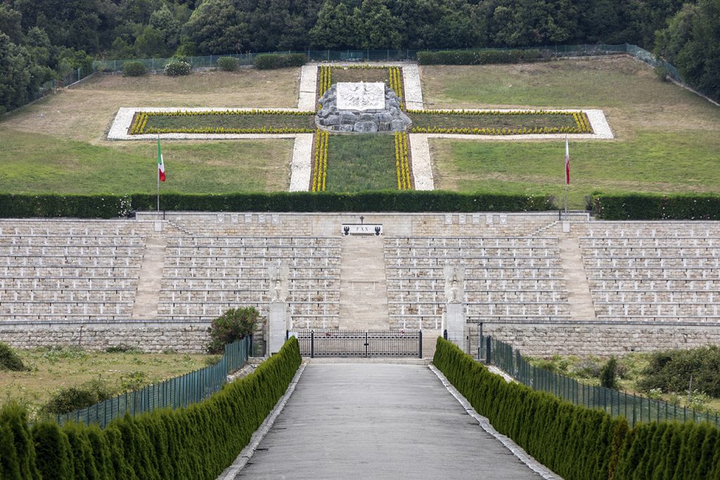 Polski cmentarz wojskowy na Monte Cassino zaprojektowany przez Jerzego Skolimowskiego. Źródło: 123RF