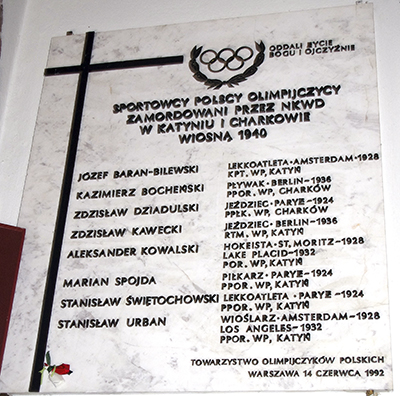 Tablica upamiętniająca polskich olimpijczyków pomordowanych przez NKWD w Bazylice katedralnej św. Michała i św. Floriana w Warszawie. Źródło: Wikipedia