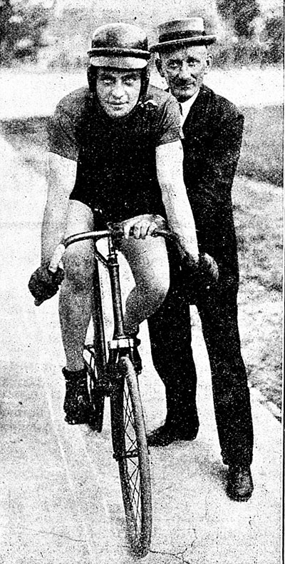 Józef Lange na rowerze. Zdjęcie opublikowane w tygodniku „Stadjon”, nr 28/1924. Źródło: Biblioteka Narodowa