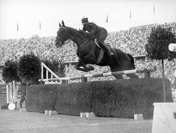 Igrzyska Olimpijskie w Berlinie, 1936 r. Henryk Leliwa-Roycewicz podczas skoku przez przeszkodę. Ze zbiorów Narodowego Archiwum Cyfrowego