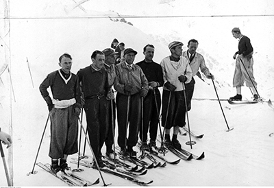 Uczestnicy kursu narciarskiego na Kasprowym Wierchu w 1937 r. Na zdjęciu m.in. Bronisław Czech (piąty od lewej) oraz komendant kursu Leszek Lubicz-Nycz (prawdopodobnie trzeci od lewej) Fot. NAC