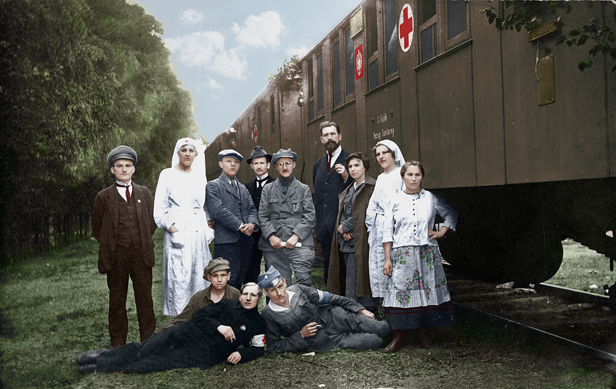 Załoga jednego z pociągów sanitarnych w czasie III Powstania Śląskiego, 1921 r. Źródło: Narodowe Archiwum Cyfrowe