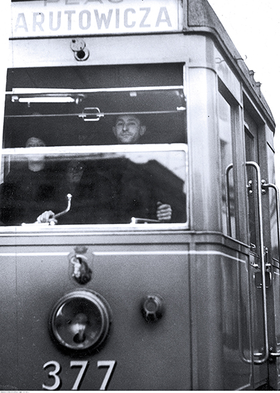 Józef Noji kieruje tramwajem jadącym na pl. Narutowicza w Warszawie. Luty 1937 Fot. NAC