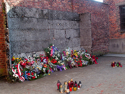 Ściana straceń w niemieckim obozie koncentracyjnym Auschwitz Fot. Wikipedia