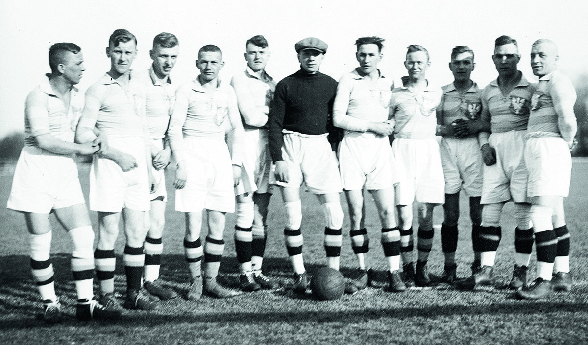 Piłkarze Ruchu Hajduki Wielkie w 1928 r. Źródło: Narodowe Archiwum Cyfrowe