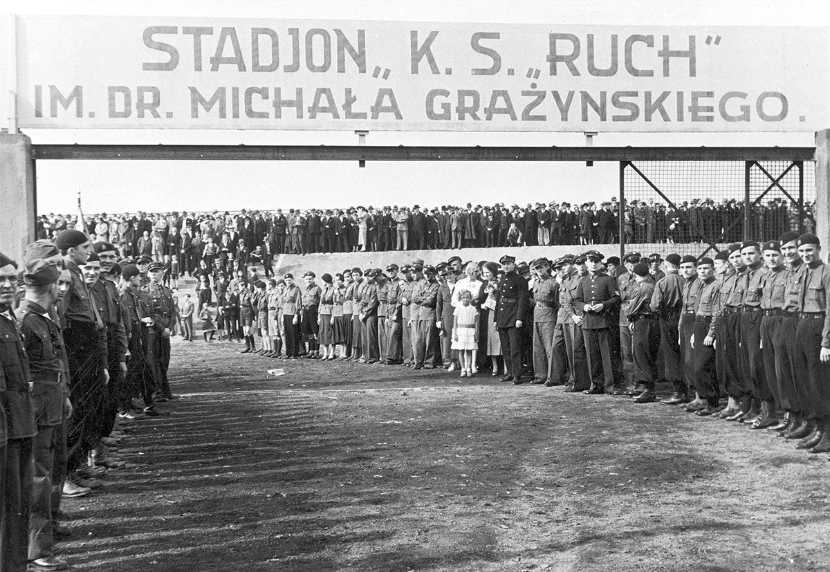Otwarcie nowego stadionu KS Ruch w Hajdukach Wielkich, październik 1935 r. Pięć miesięcy przed wybuchem II wojny światowej, 1 kwietnia 1939 r., Hajduki Wielkie zostały włączone do Chorzowa – w ten sposób Ruch Hajduki Wielkie stał się Ruchem Chorzów. Źródło: Narodowe Archiwum Cyfrowe