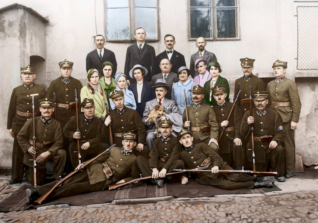Zawody strzeleckie Pocztowego Przysposobienia Wojskowego w Wadowicach w 1933 r. Na zdjęciu m.in. uczestnicy zmagań o Państwową Odznakę Strzelecką Fot. NAC