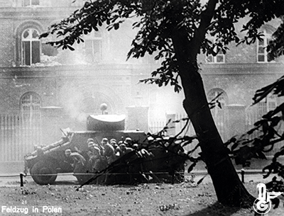 Kadr z filmu przedstawiający szturm gmachu Poczty Polskiej w Gdańsku pod osłoną samochodu pancernego Steyr ADGZ Fot. NAC