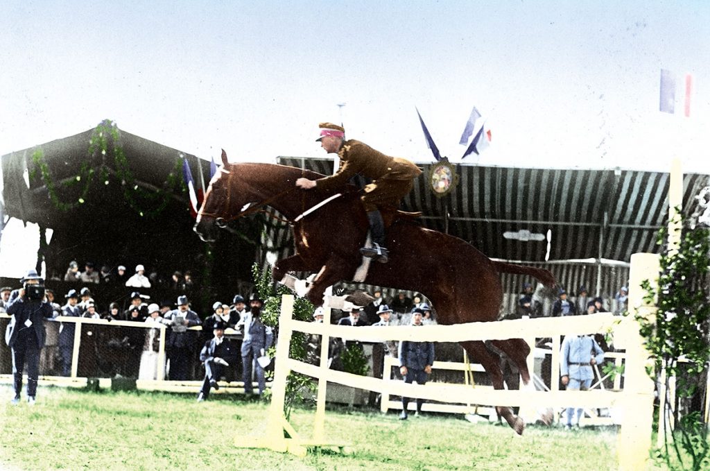 Międzynarodowy Konkurs Hippiczny w Nicei w 1925 r. – ppłk Karol Rómmel pokonuje przeszkodę na koniu „Rewcleefie”. Źródło: Narodowe Archiwum Cyfrowe
