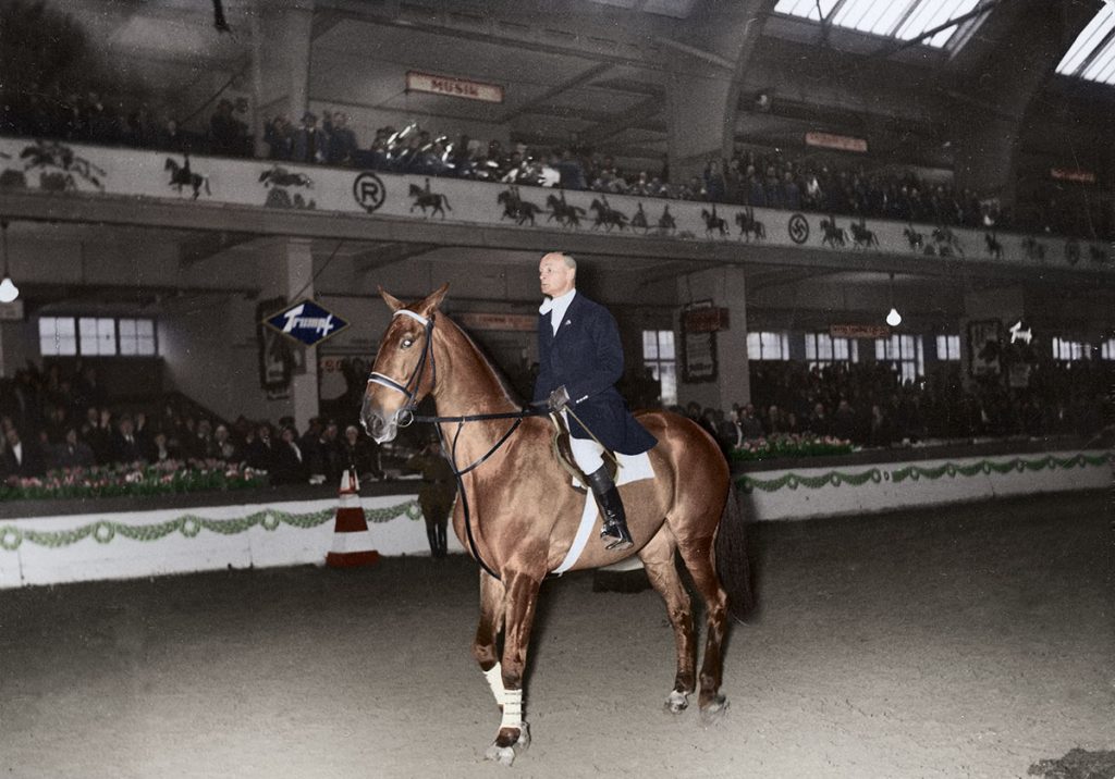 Międzynarodowe Zawody Hippiczne w Berlinie, styczeń 1935 r. Karol Rómmel na koniu Aliant. Źródło: Narodowe Archiwum Cyfrowe