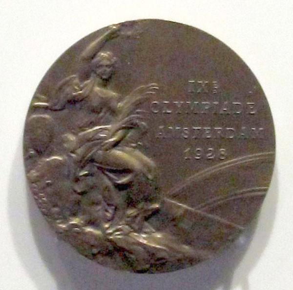 Brązowy medal Igrzysk Olimpijskich w Amsterdamie. Źródło: domena publiczna